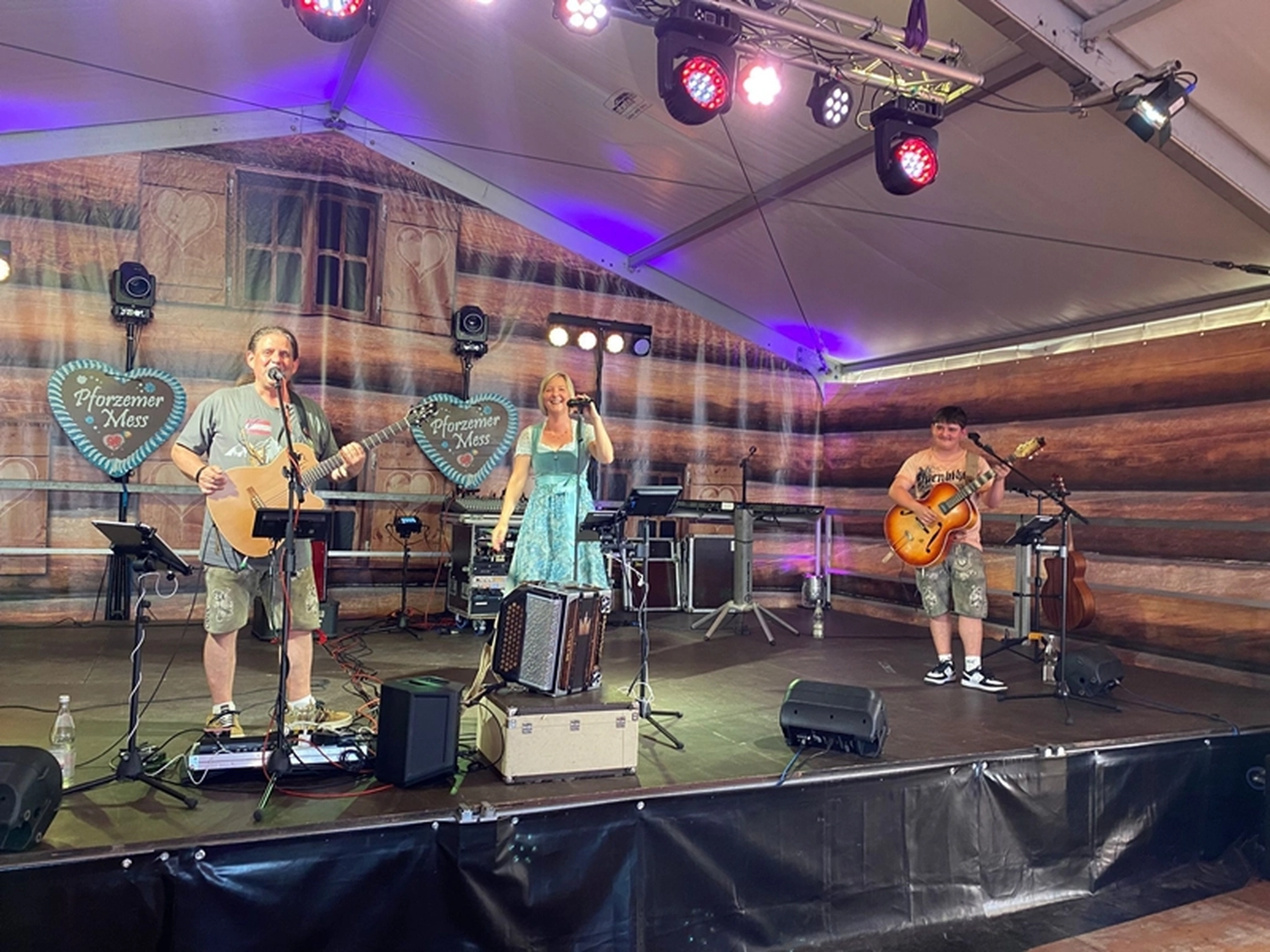 Schwarzwald Buam-Musik Band-Ralf, Katrin und Tim auf der Bühne