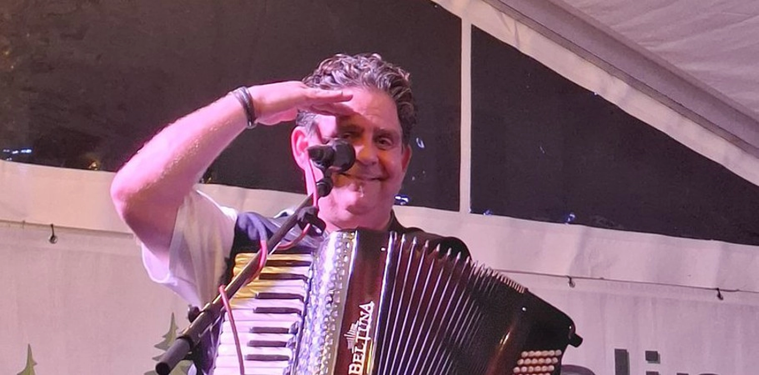 Musikkapelle Schwarzwald Buam-Musik – Bandmitglied Ralf mit seinem Musikinstrument