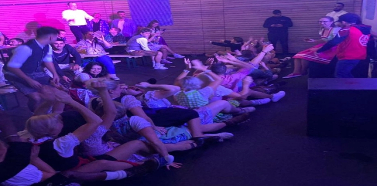 Schwarzwald Buam-Musik-Band – Publikum singt und feiert ausgelassen.