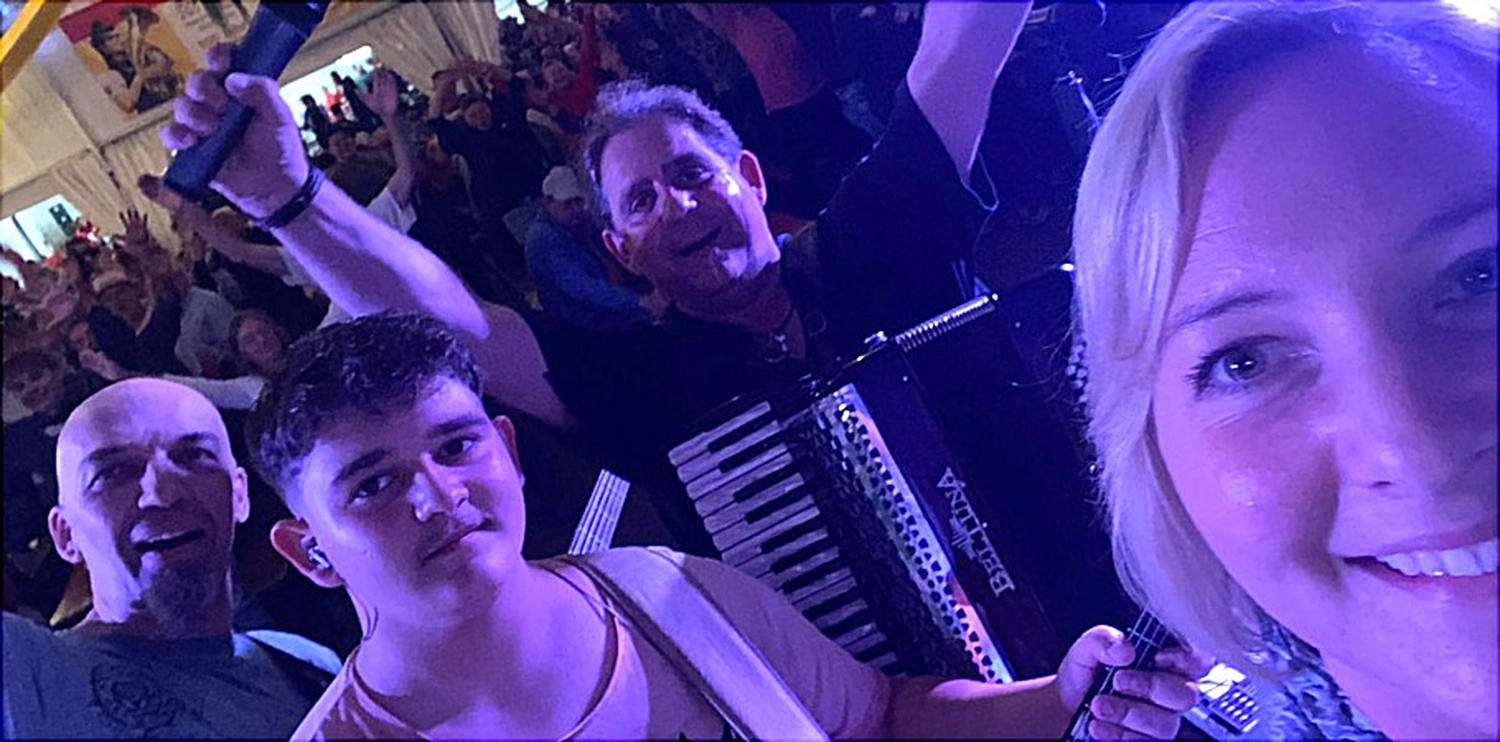 Schwarzwald Buam-Musik Musikgruppe – Bandmitglieder bei einem Partyauftritt mit Musikinstrumenten