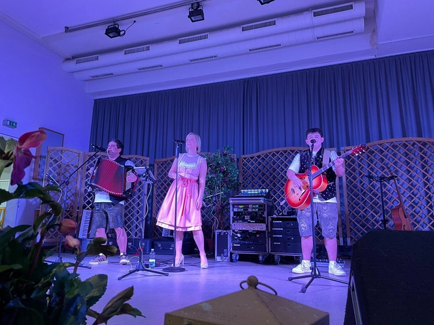 Schwarzwald Buam-Musik Band-Ralf, Katrin und Tim auf der Bühne