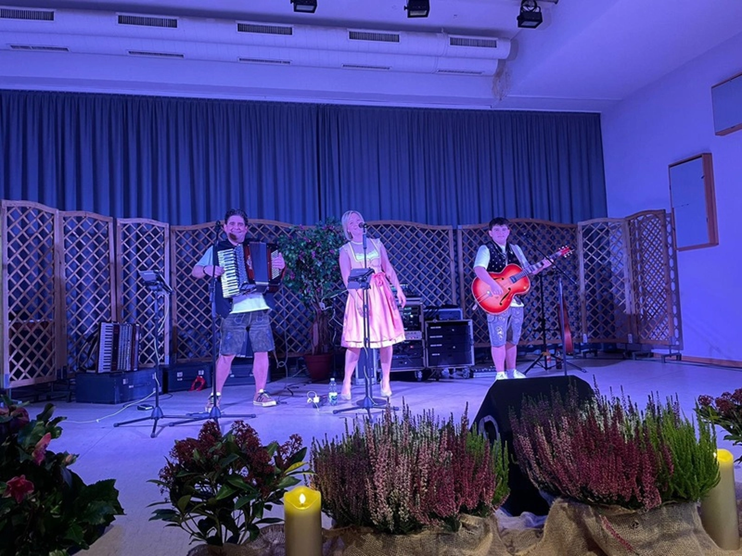 Schwarzwald Buam-Musik Band-Ralf, Katrin und Tim auf der Bühne