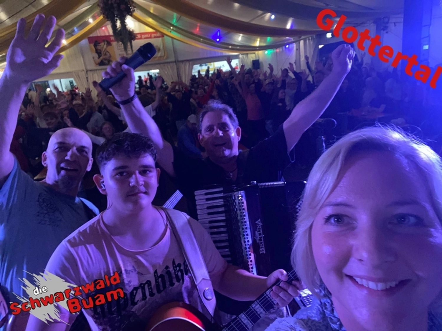 Schwarzwald Buam-Musikband-Publikum singt und genießt