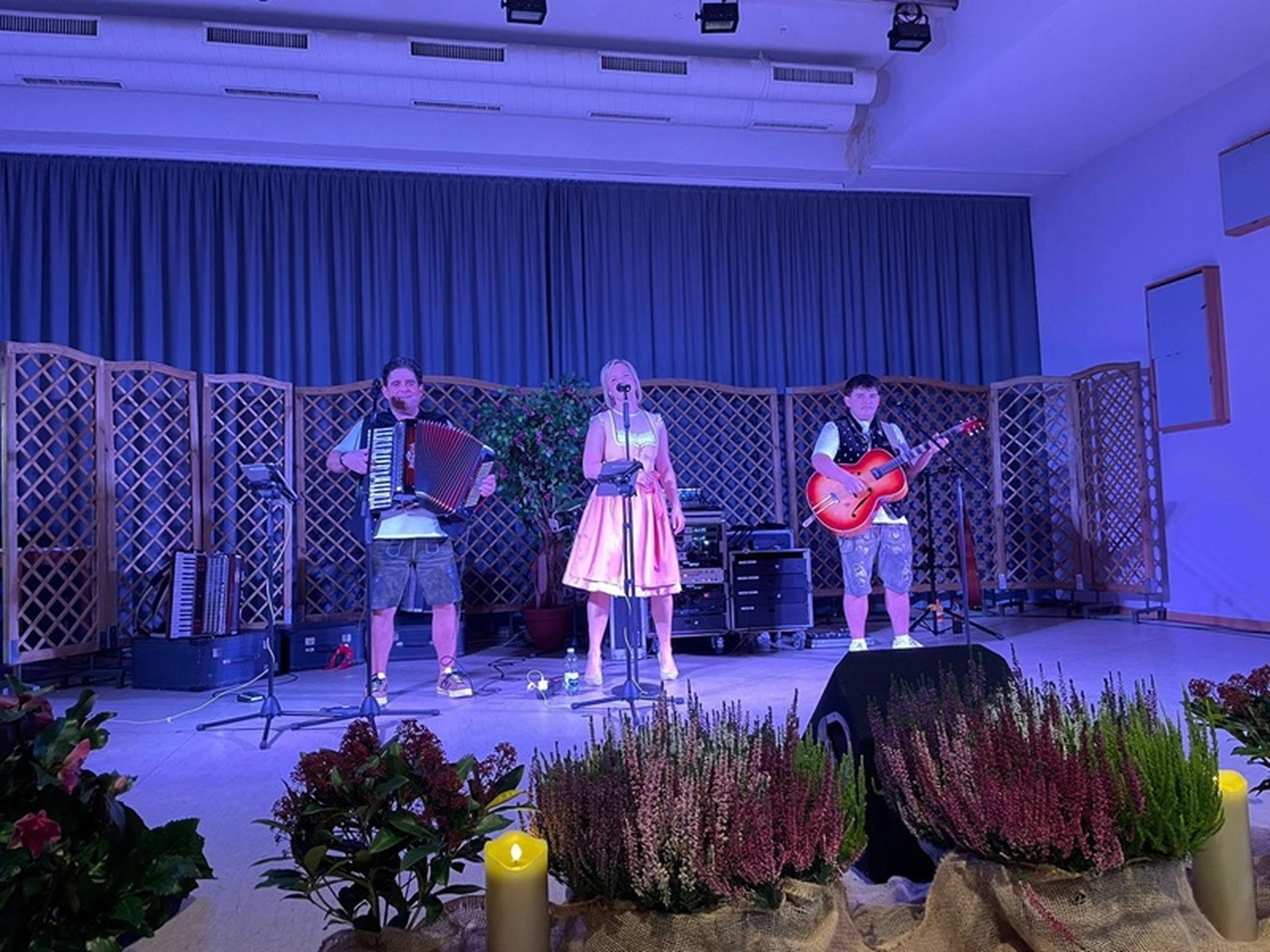 Schwarzwald Buam-Musik Band-Ralf, Katrin und Tim auf der Bühne