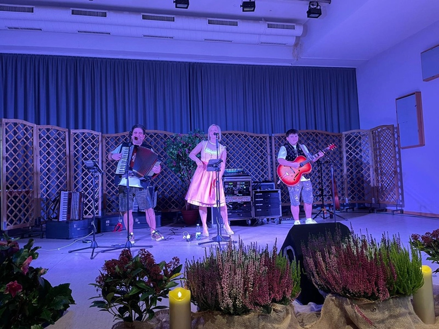 Schwarzwald Buam-Musik Band-Ralf, Katrin und Tim auf der Bühne