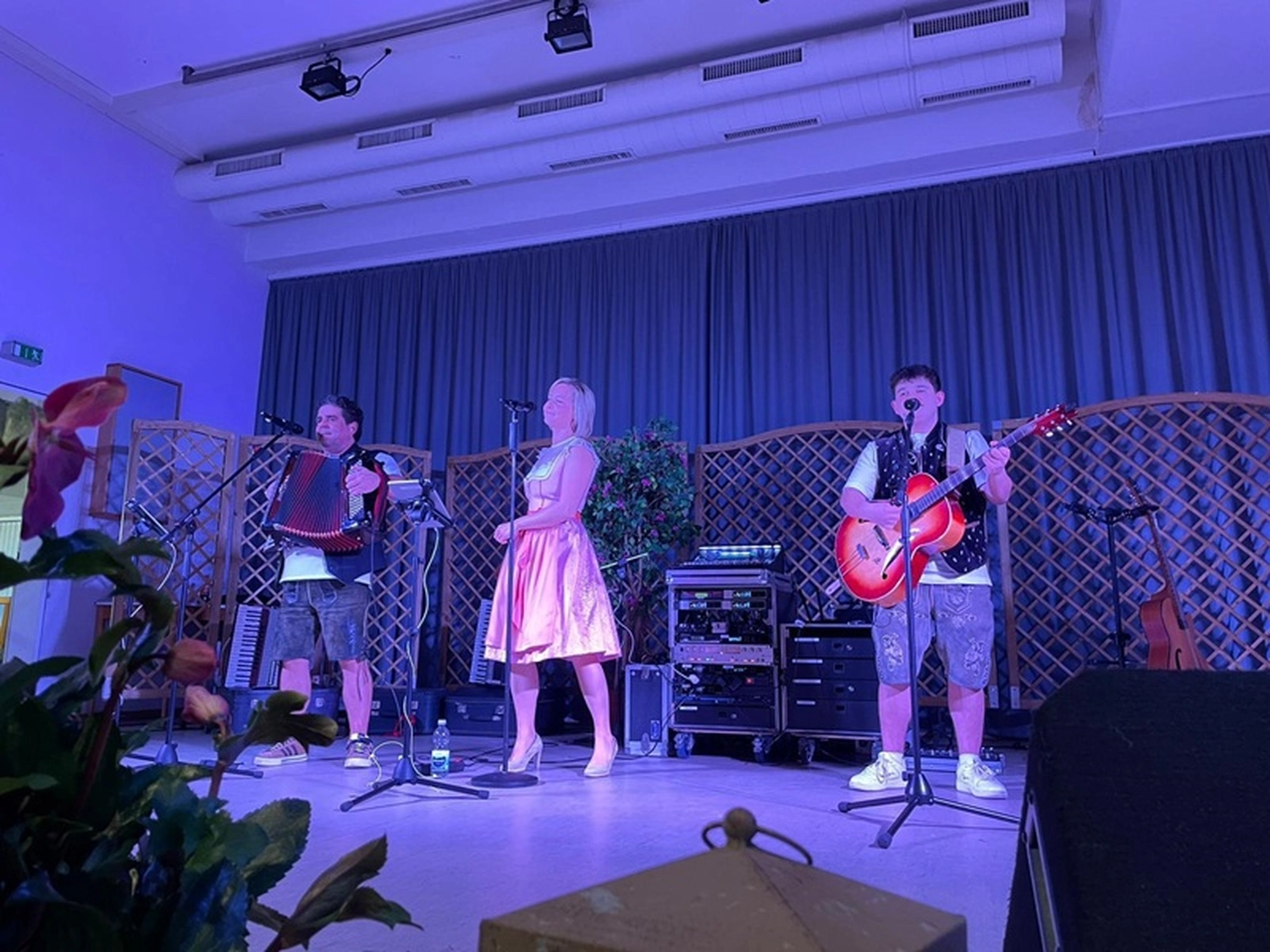 Schwarzwald Buam-Musik Band-Ralf, Katrin und Tim auf der Bühne