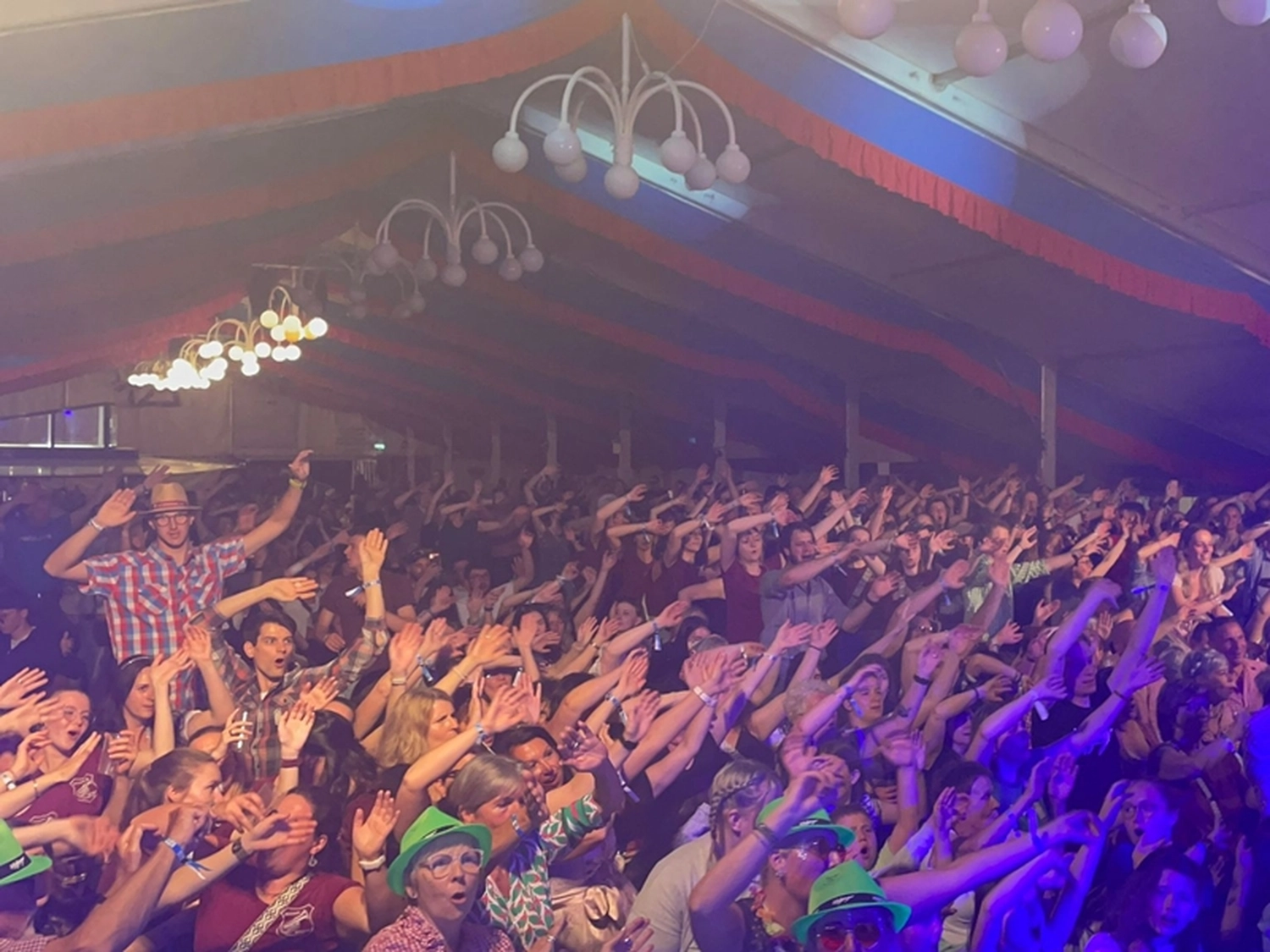 Schwarzwald Buam-Musikband-Publikum singt und genießt