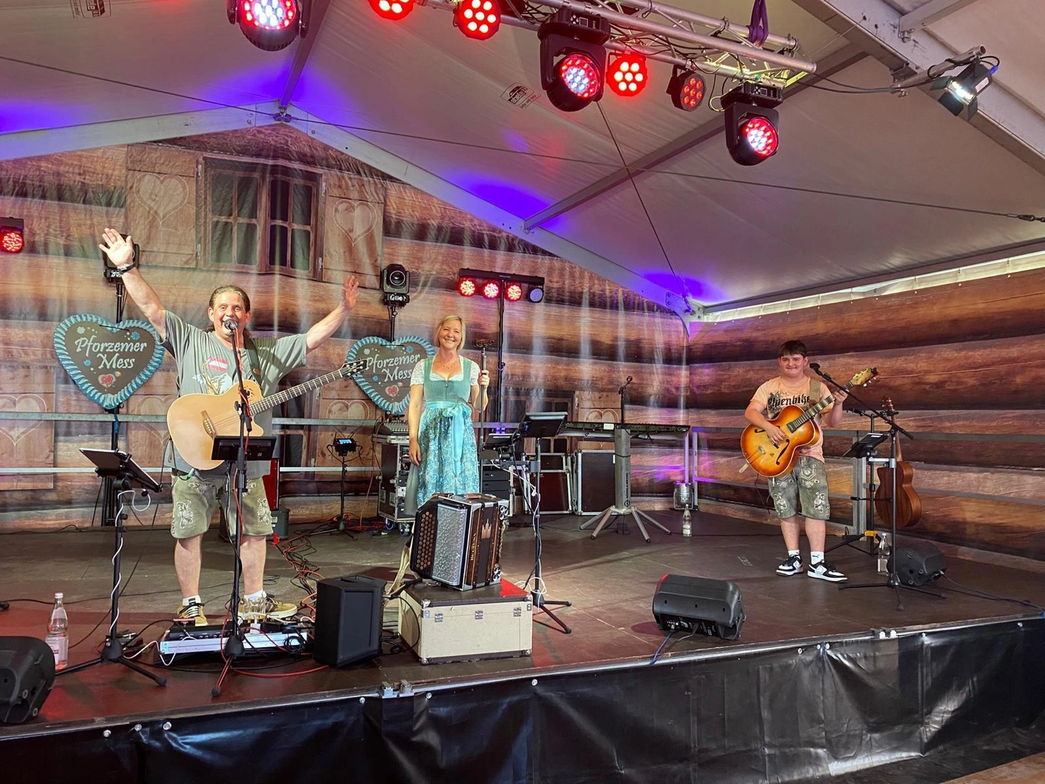 Schwarzwald Buam-Musik Band-Ralf, Katrin und Tim auf der Bühne