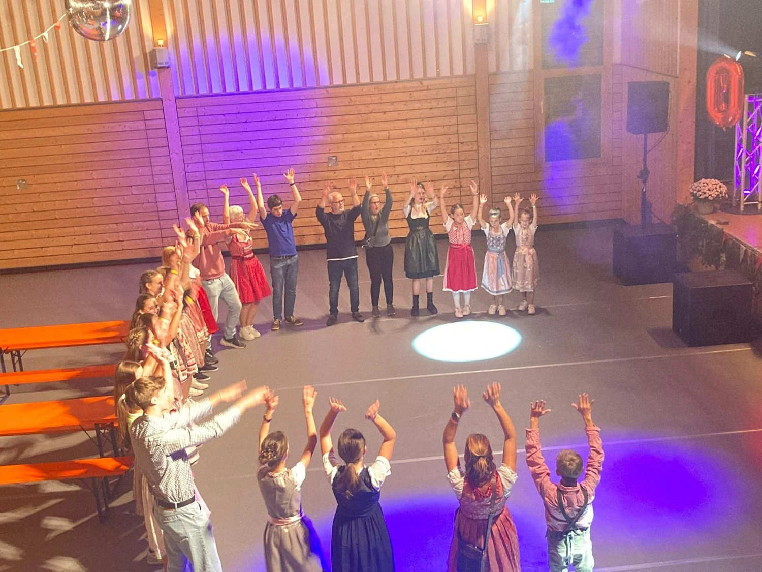 Schwarzwald Buam-Musikband-Publikum singt und genießt