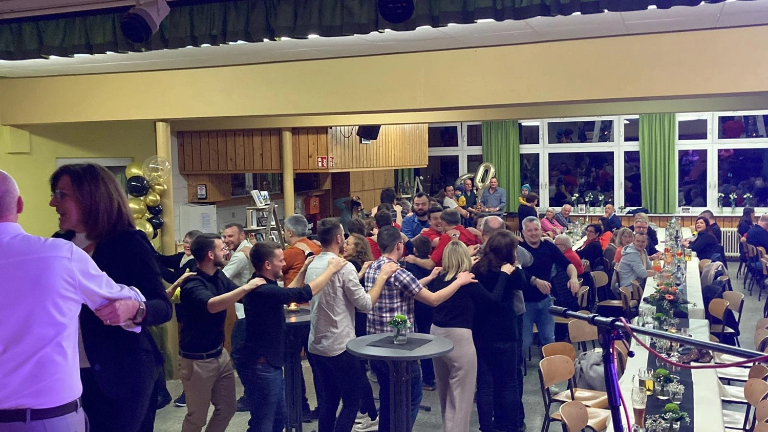 Schwarzwald Buam-Musikband-Publikum singt und genießt