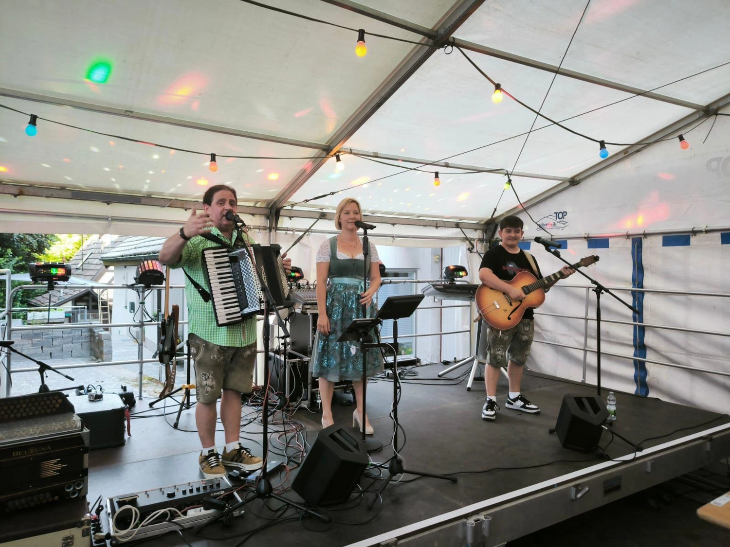 Schwarzwald Buam-Musik Band-Ralf, Katrin und Tim auf der Bühne