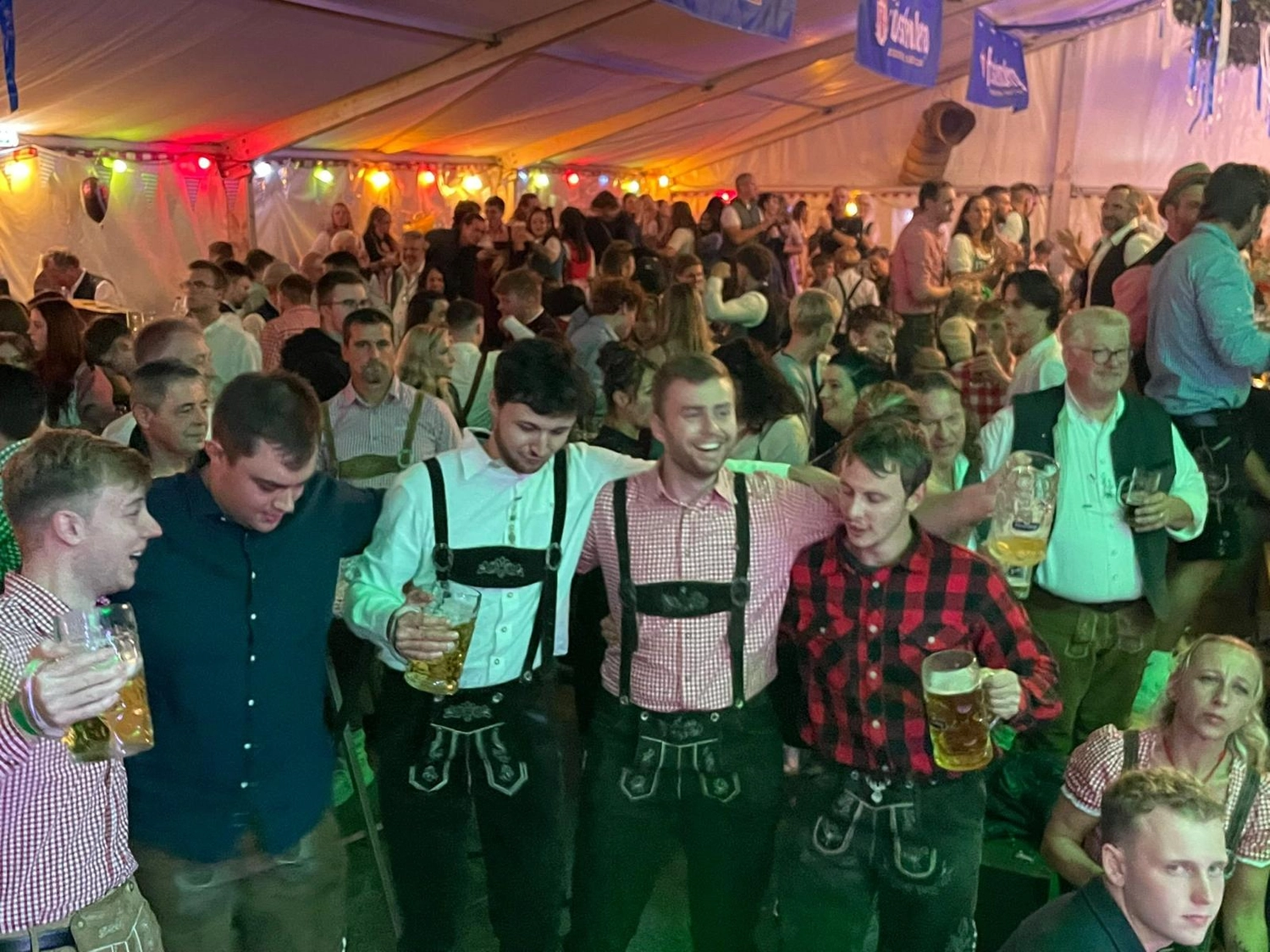 Schwarzwald Buam-Musikband-Publikum singt und genießt