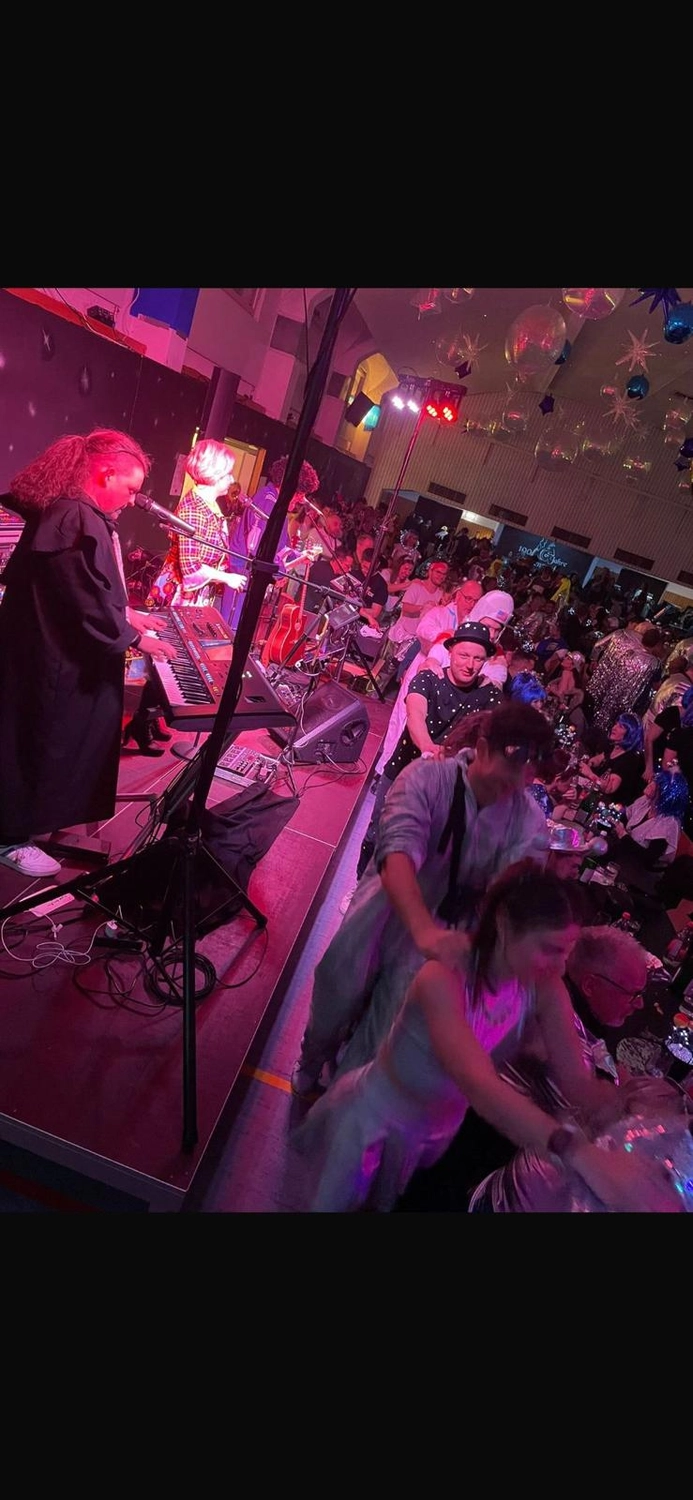 Schwarzwald Buam-Musikband-Publikum singt und genießt