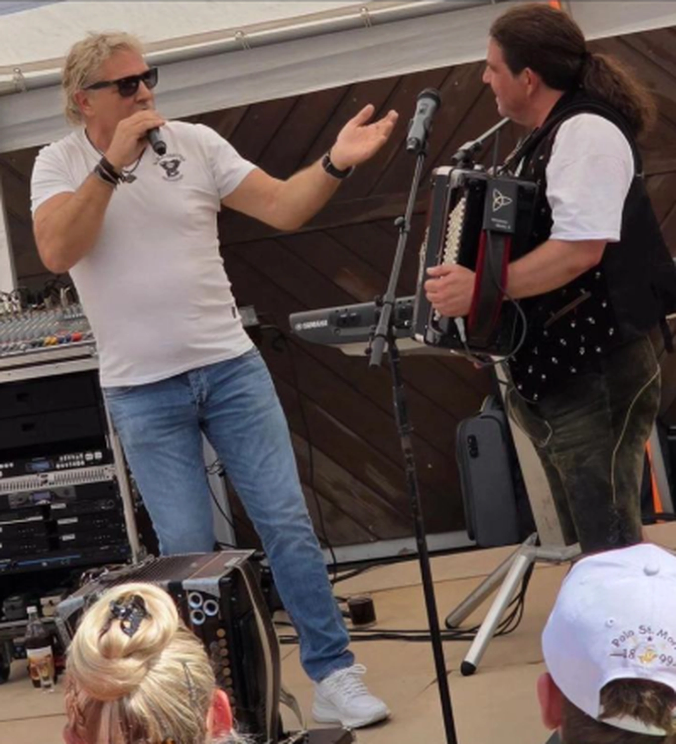 Schwarzwald Buam-Musik Band-Ralf tritt mit einem anderen Sänger auf der Bühne auf