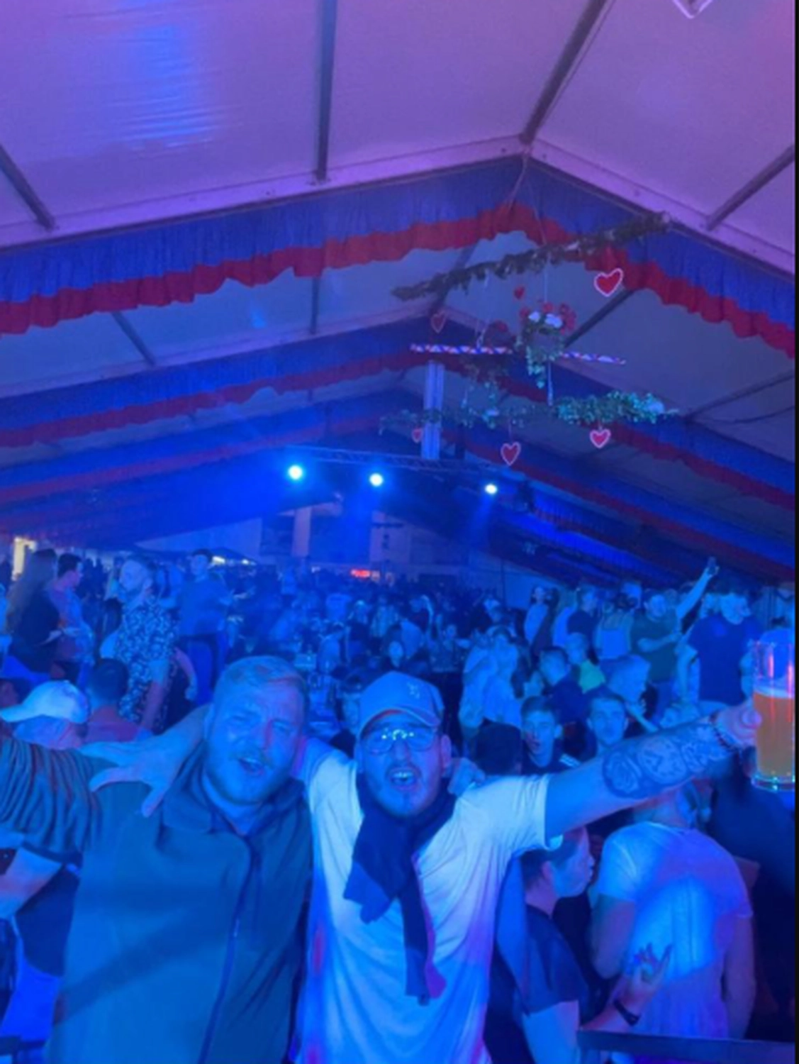 Schwarzwald Buam-Musikband-Publikum singt und genießt