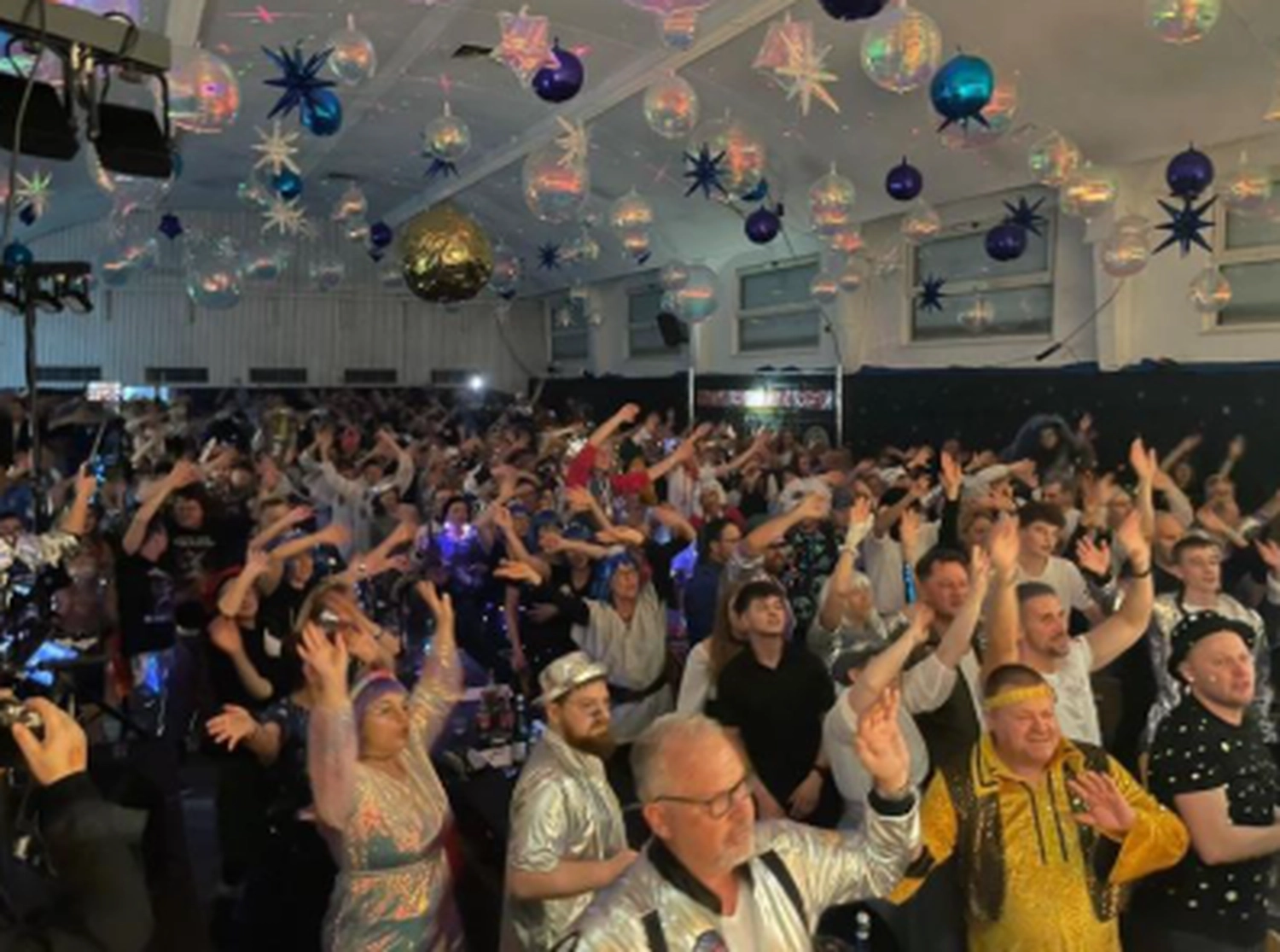 Schwarzwald Buam-Musikband-Publikum singt und genießt