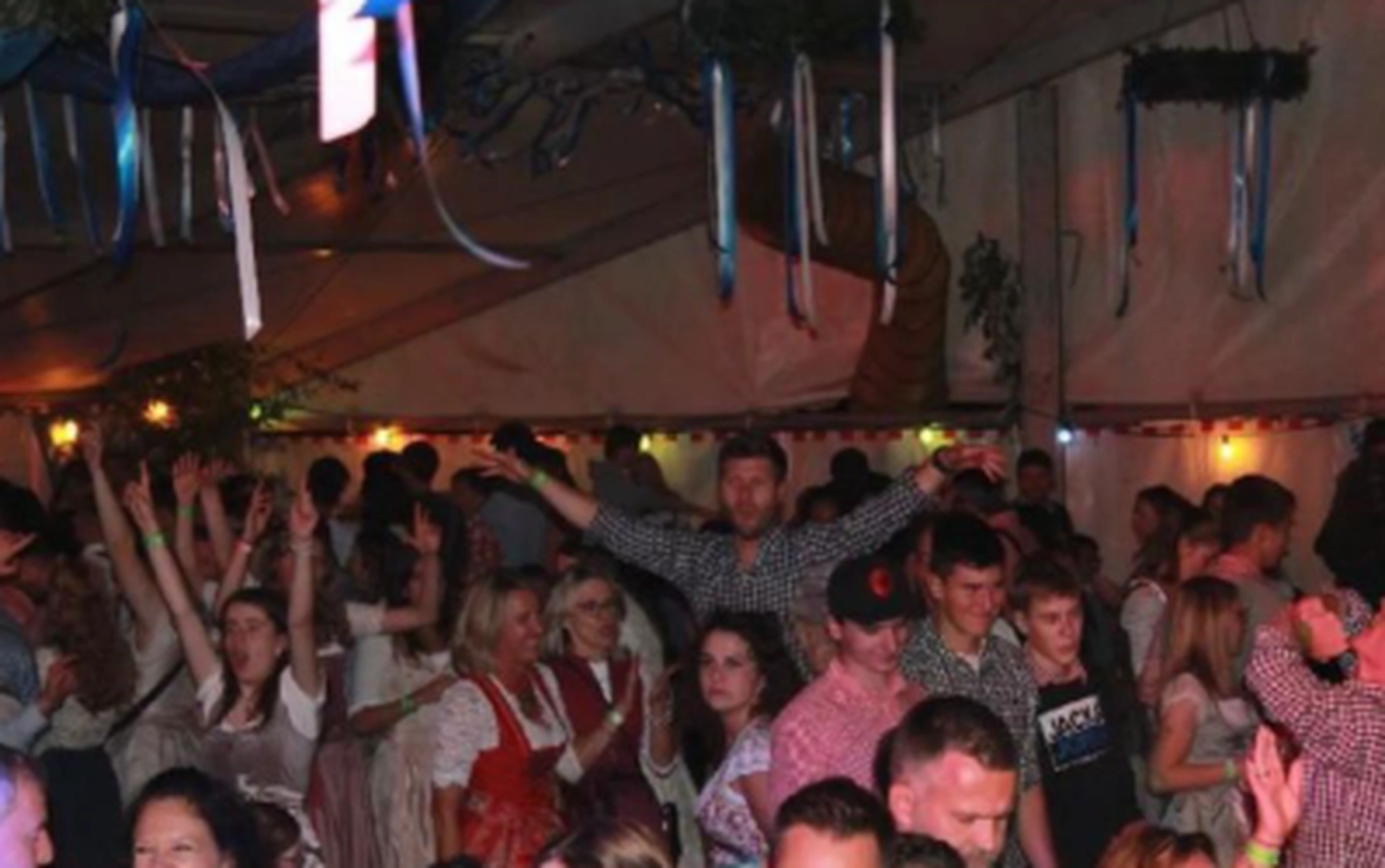 Schwarzwald Buam-Musikband-Publikum singt und genießt