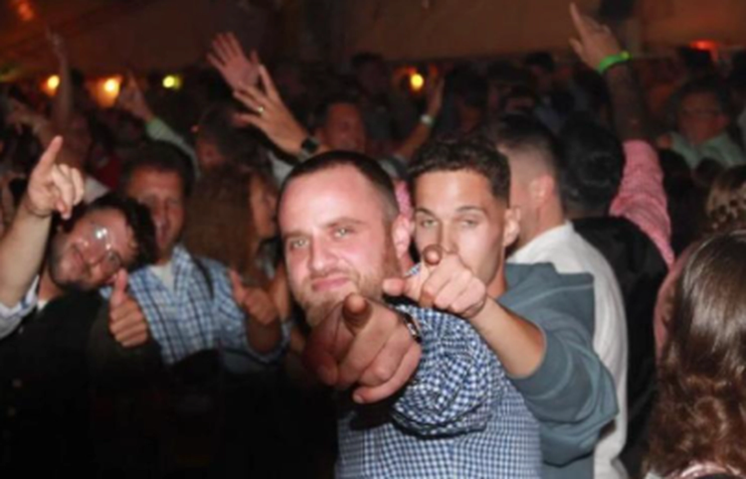 Schwarzwald Buam-Musikband-Publikum singt und genießt