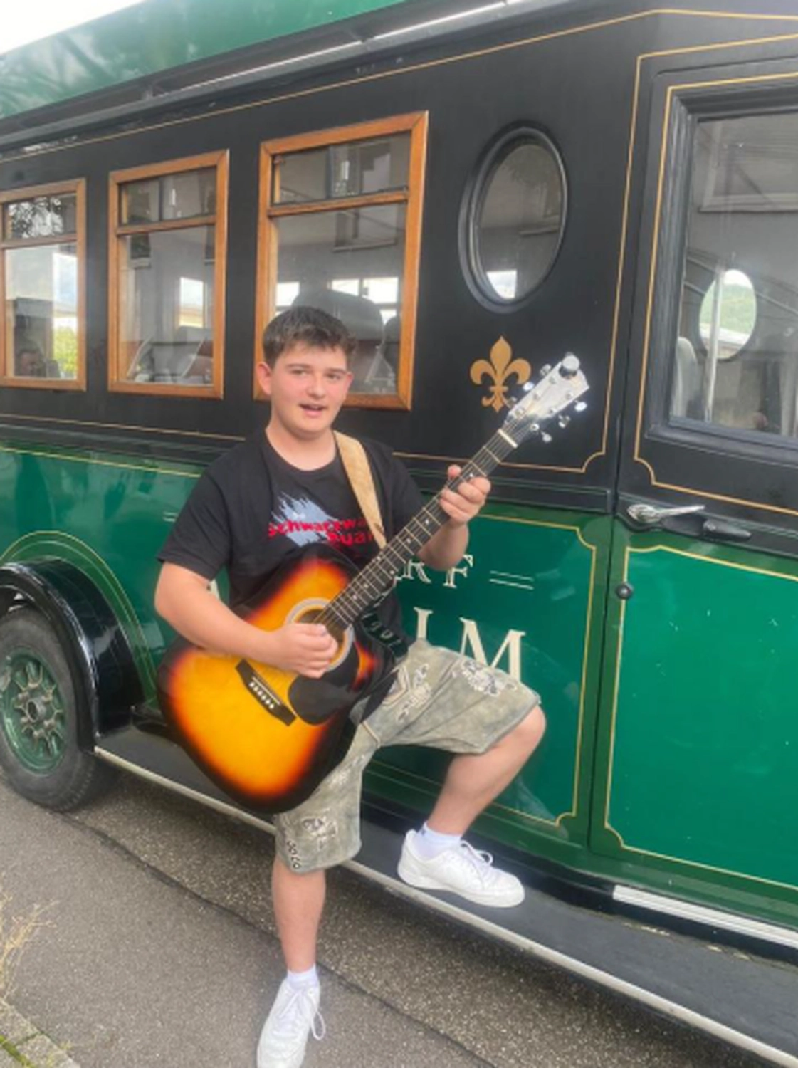 Schwarzwald Buam-Musikband-Tim mit Gitarre