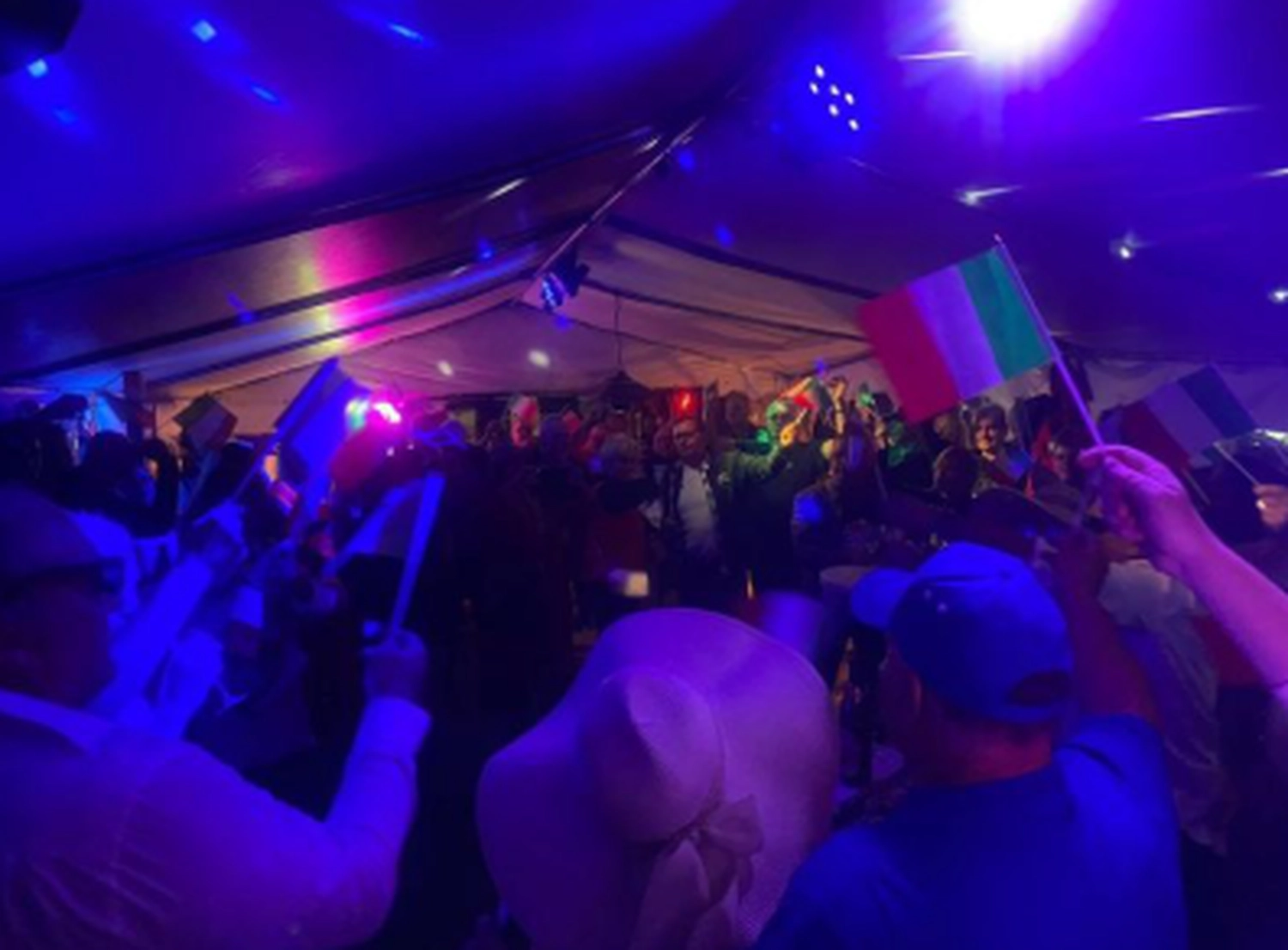 Schwarzwald Buam-Musikband-Publikum singt und genießt