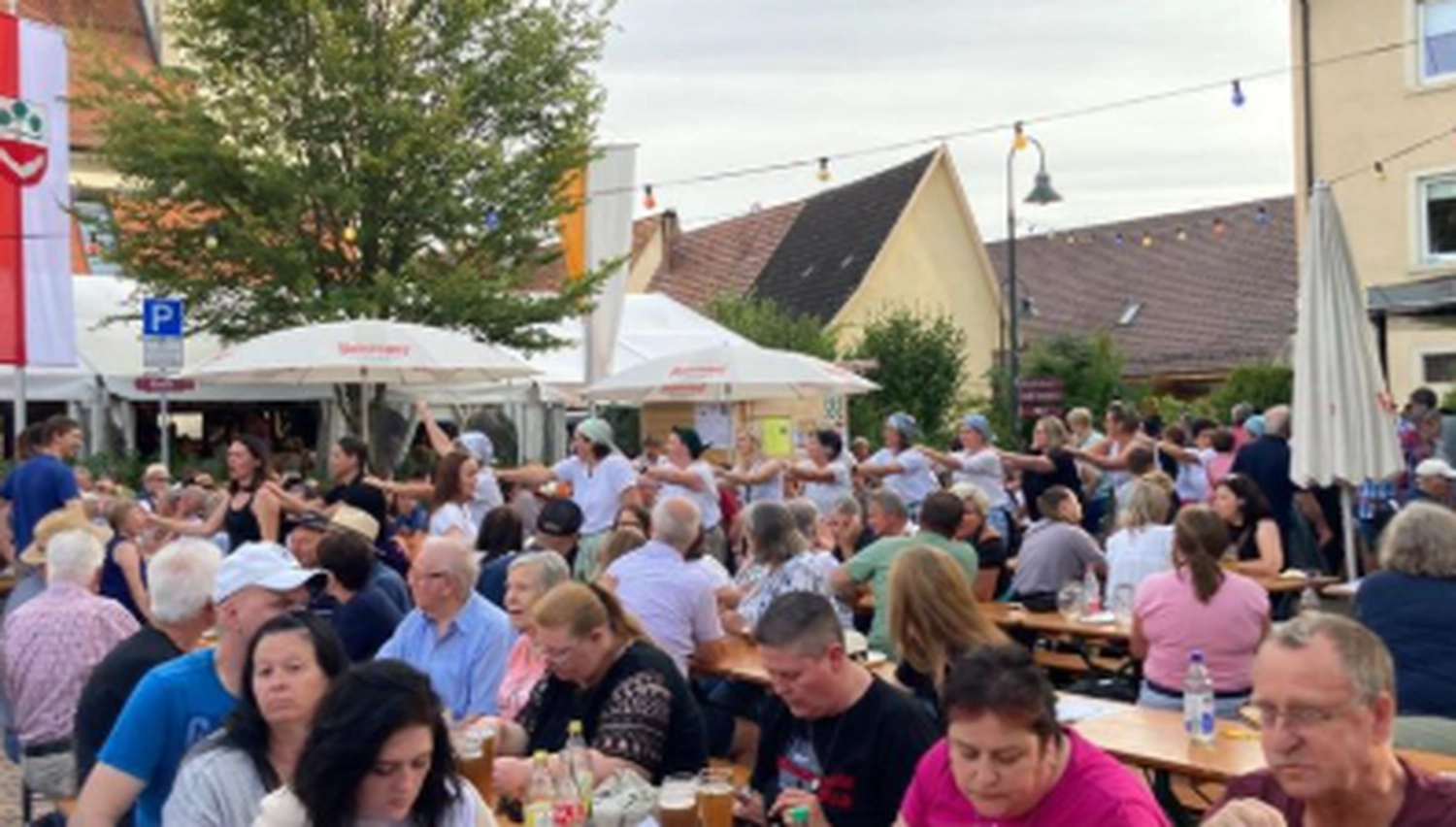 Schwarzwald Buam-Musikband-Publikum singt und genießt