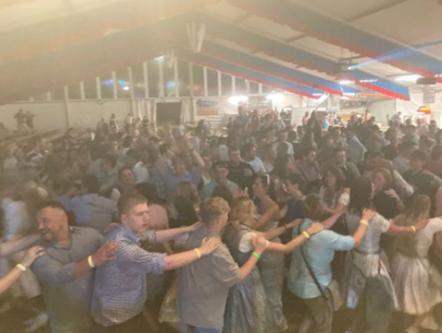 Schwarzwald Buam-Musikband-Publikum singt und genießt