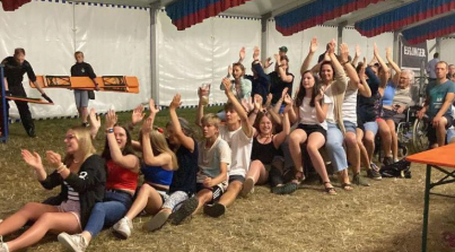 Schwarzwald Buam-Musikband-Publikum singt und genießt