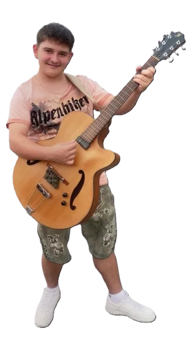 Schwarzwald Buam-Musik band-Tim mit Gitarre