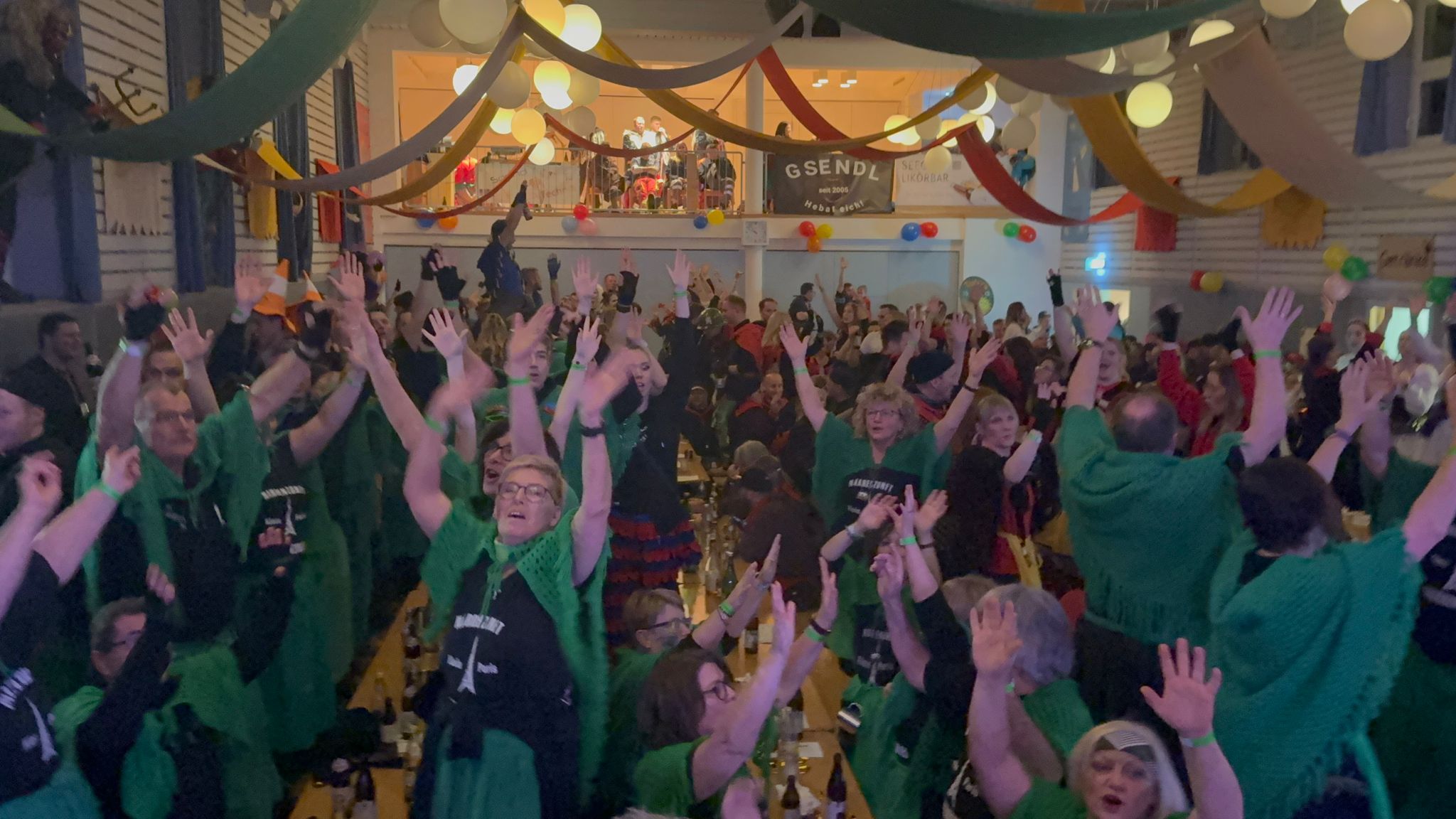 Schwarzwald Buam-Musikband-Publikum singt und genießt