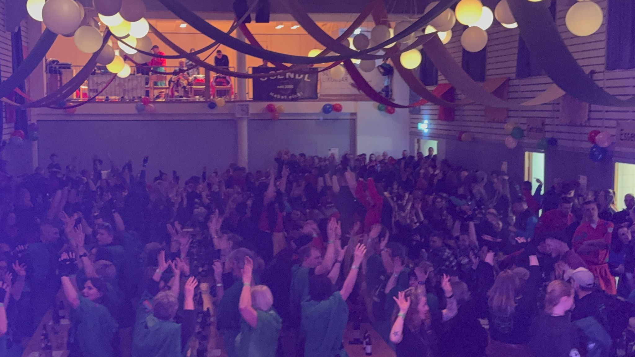 Schwarzwald Buam-Musikband-Publikum singt und genießt