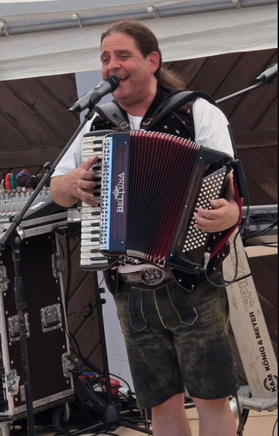 Schwarzwald Buam-Musik Band-Ralf auf der Bühne