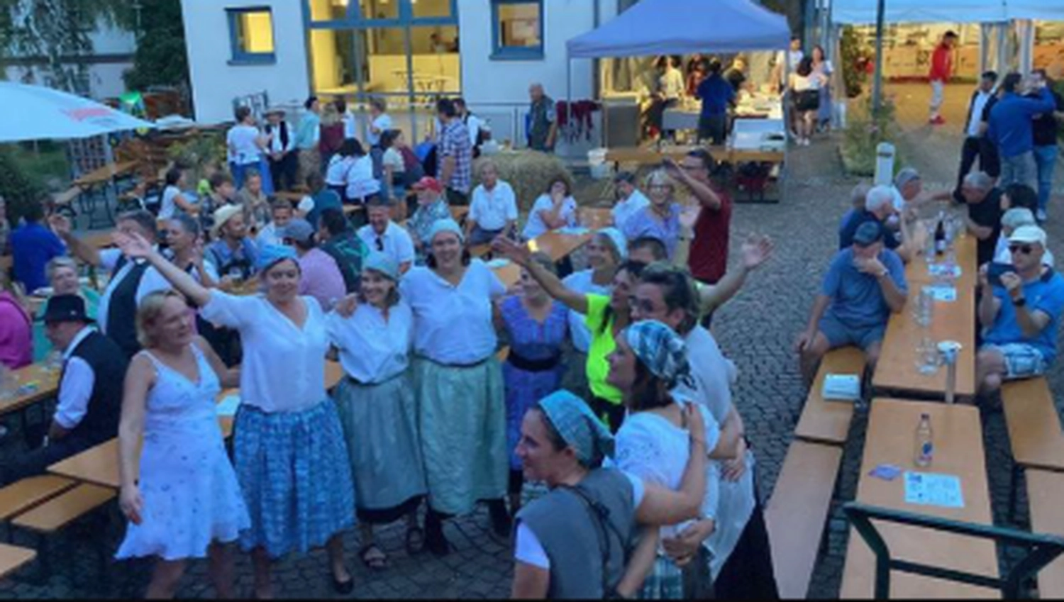 Schwarzwald Buam-Musikband-Publikum singt und genießt