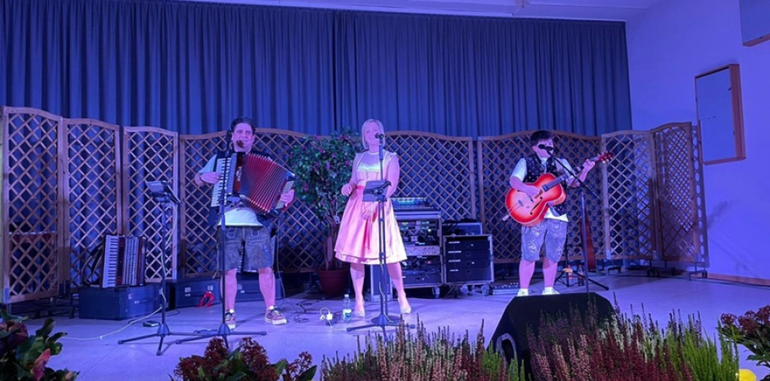 Schwarzwald Buam-Musik Band-Ralf, Katrin und Tim auf der Bühne